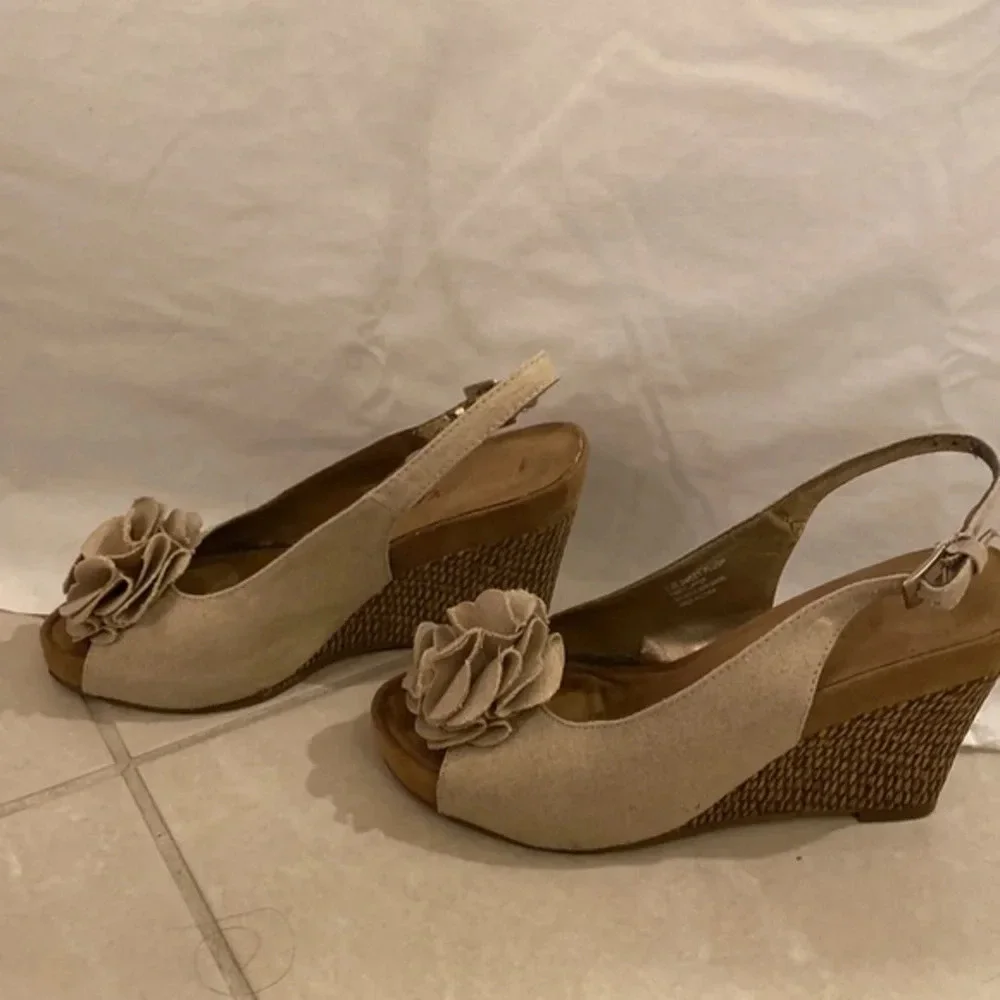 Aerosoles‎ flower espadrille heel